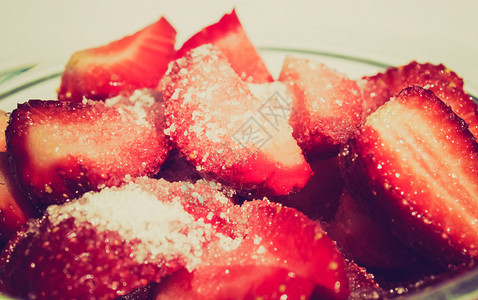 玻璃碗中草莓的详情见AC54970图片