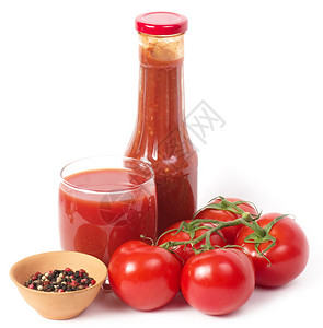 白色背景上的新鲜番茄汁和酱汁图片