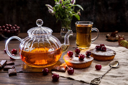 蛋糕樱桃和透明茶壶茶壶茶叶图片