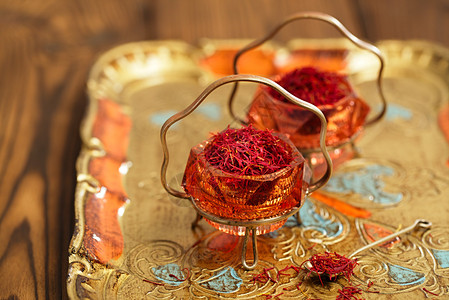 古色香的玻璃碗中的藏红花香料特写图片