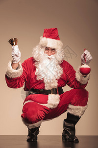 圣克劳斯左手拿着铃子坐在他右手边圣诞舞会图片