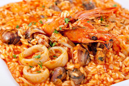 西班牙海鲜饭白盘海鲜饭特写图片