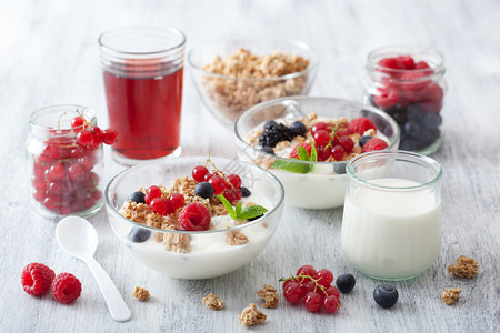 健康早餐配酸奶和格兰诺拉麦片图片