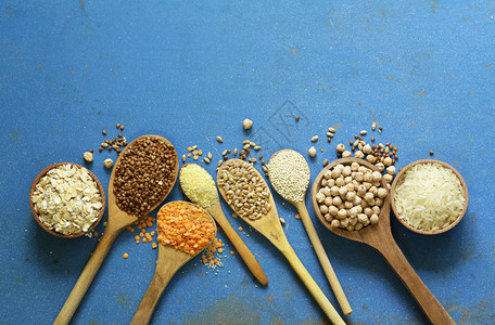 木勺中不同类型的谷物荞麦鹰嘴豆大米图片