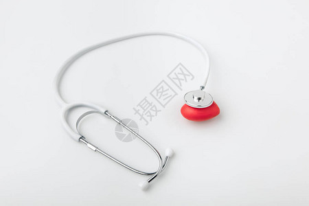 红色心脏的听诊器在白色背景图片
