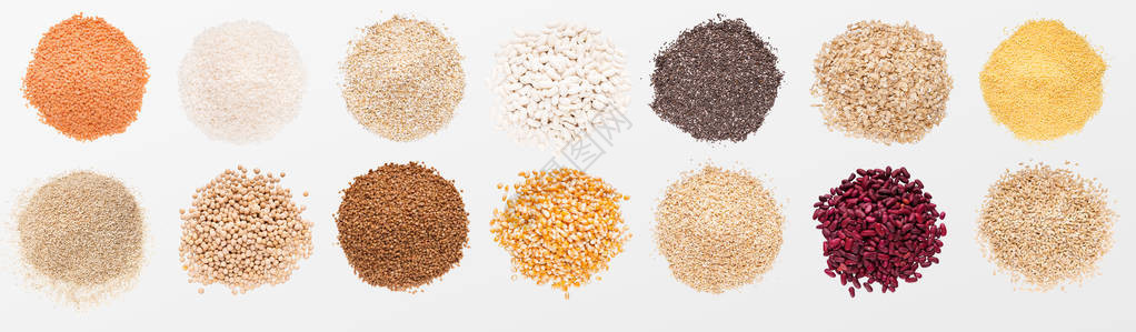 各种谷物和豆类的堆积以白色背景顶视图片
