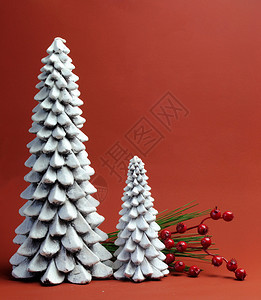 白圣诞树蜡烛加上松树和果莓节日背景图片