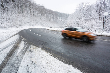 冬季寒冷时有雪路图片