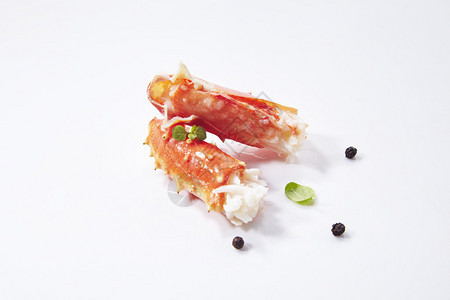 白色背景上壳中的蟹肉背景图片