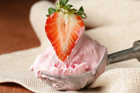 草莓冰淇淋配新鲜浆果图片