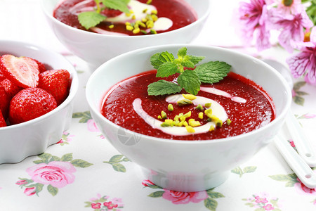 夏季清爽的草莓冷汤图片