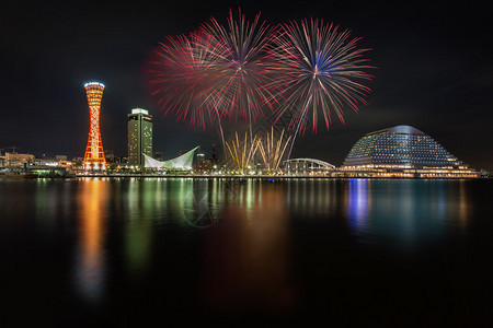 夜间在孔贝港口上方庆祝的烟花图片