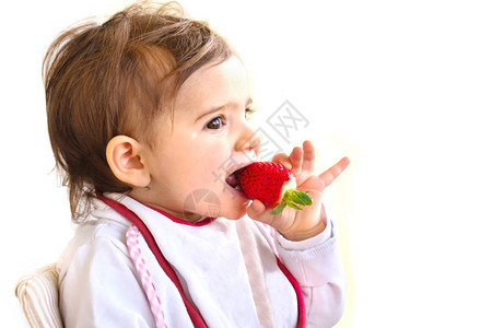 婴儿吃草莓图片