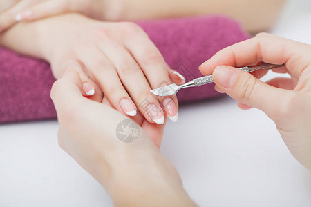 女人手握指甲沙龙接受修指甲手术图片