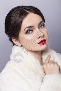 白皮大衣上的美女新娘肖像鲜净的皮肤美容院配有紫色双眼罩红图片