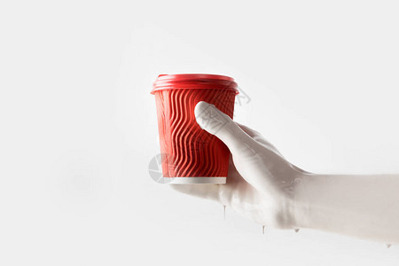 白色涂料中妇女持有红色可支配咖啡杯孤立在白色图片