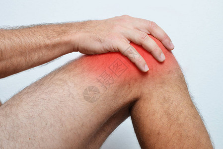 男人膝盖疼痛图片