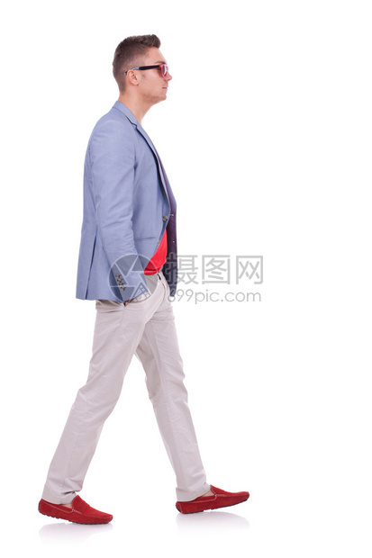 一位时尚男士在白色上向前走的侧视图图片