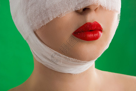 头部绷带和美丽的红嘴唇的女士在染色体背景下图片