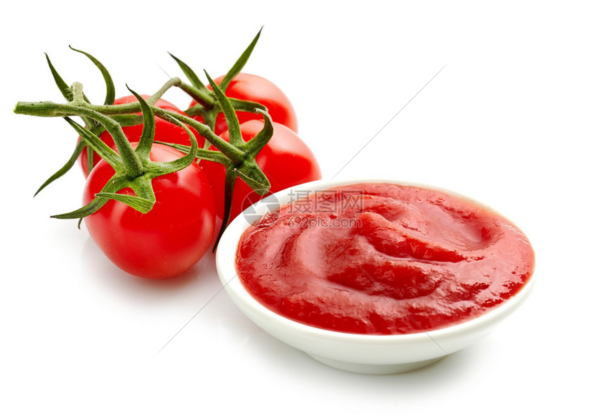 白色背景中的一碗番茄酱或番茄酱图片