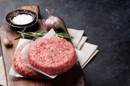 鲜肉和家用原料煮的烧烤汉堡配图片