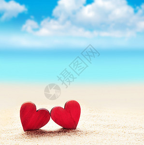 夏日海滩上的两颗红心背景图片