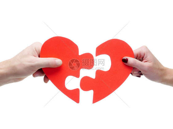 男和女手相匹配的红色拼锯心脏在白图片