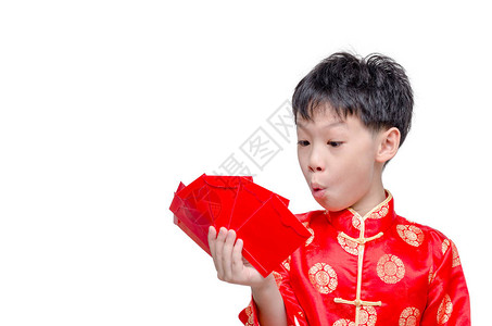 年轻的亚洲男孩红包钱超过白色背景
