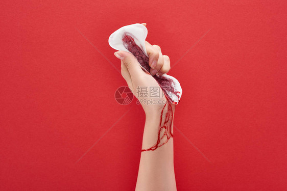 妇女用红底血挤压卫生巾的局部外观红图片