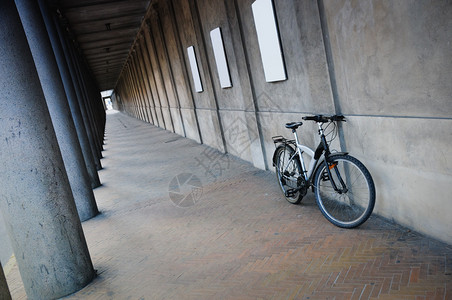 靠近墙附近的自行车图片