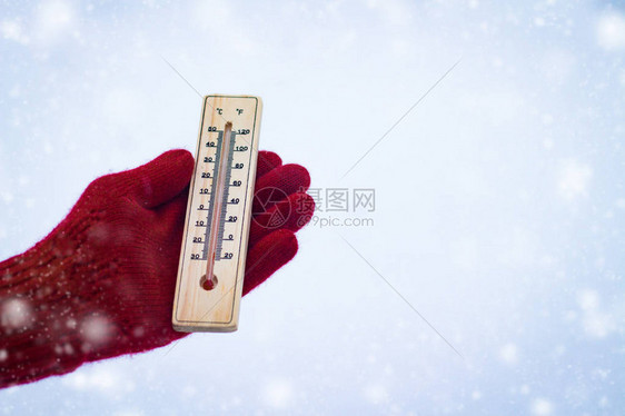 红手套握着温度计图片