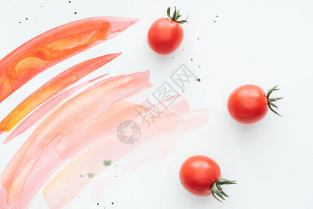 白色表面的美味樱桃西红柿上图片