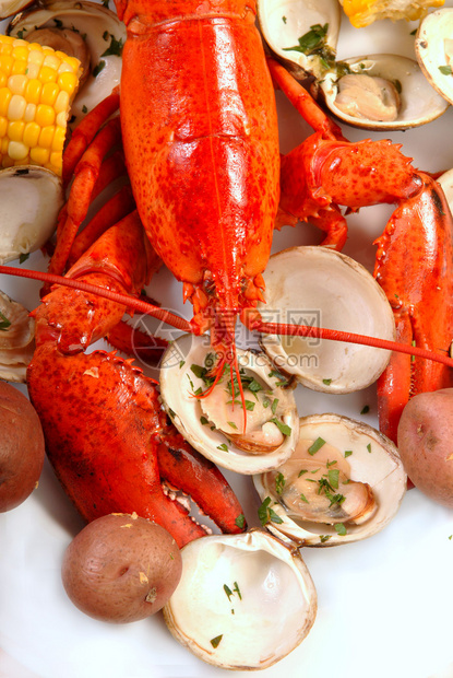 煮龙虾晚餐配蛤蜊玉米和土豆图片