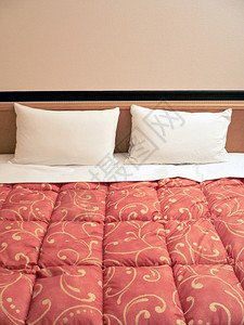 在旅馆房间用枕头和两图片