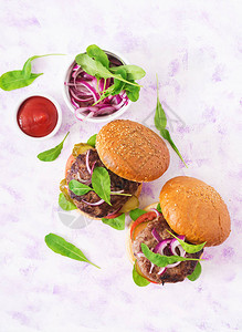 大三明治汉堡包或汉堡配牛肉泡菜番茄和红洋葱图片