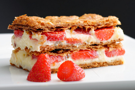 法国美食草莓千层蛋糕配生酸奶油图片