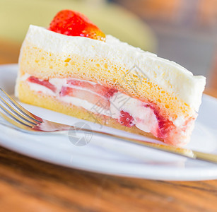 白盘上的草莓奶油蛋糕图片