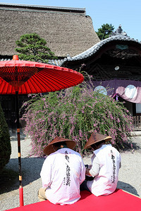 在佛寺休息的日本香客图片