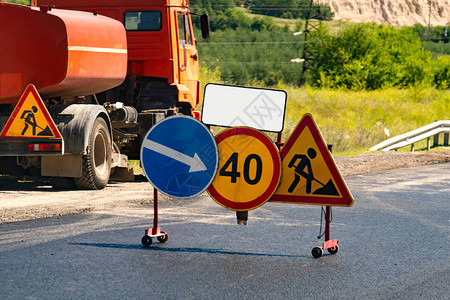 正在建设中的道路警报图片