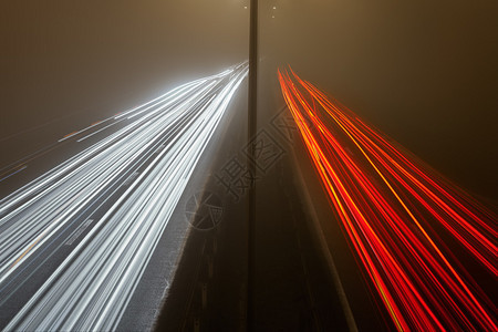 在一个雾中夜晚四道公路图片