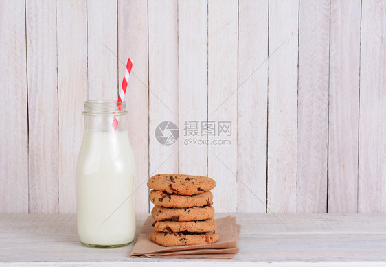 放学后的饼干和牛奶小吃图片
