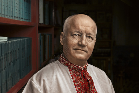 乌克兰民族衬衫上一个人的肖像书架背景作者OlesV图片