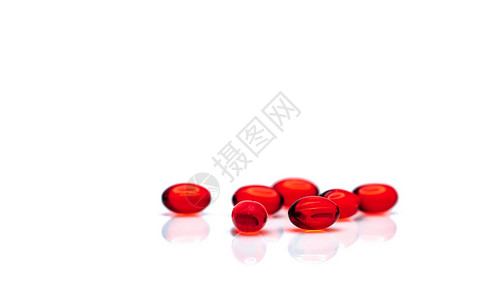 孤立在白色背景上的红色软凝胶囊丸一堆红色软明胶囊维生素和膳食补充剂的概念医药行业药房图片