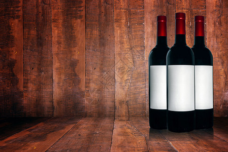 木制背景上的一瓶红酒图片