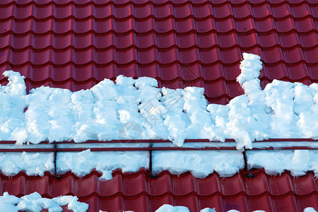 私人住宅的雪人和红屋顶瓦片图片
