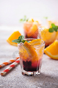 夏季新鲜冷饮配橙子和浆果选择聚焦图片