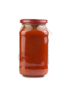 白色背景上的热番茄酱玻璃罐图片