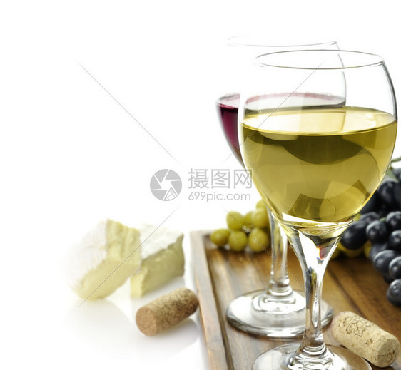 白葡萄酒和红葡萄酒杯配奶酪和葡萄图片