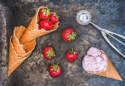 果冻和草莓冰淇淋冰淇淋勺和黑底的新鲜浆果图片