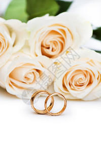 与玫瑰和金戒指的婚礼概念图片